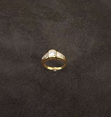 Bague en or jaune 18K (750‰) sertie d'un diamant taille rond…
