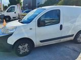 une petite camionnette blanche garée sur le bord de la route