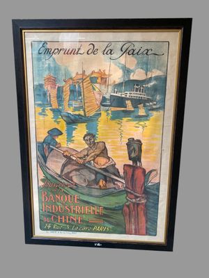 tableau représentant un homme dans un bateau sur l'eau, avec d'autres bateaux en arrière-plan