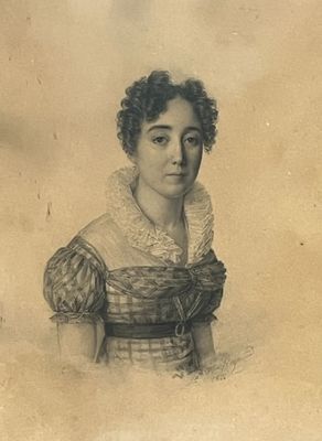 portrait d'une femme en robe, avec un col à volants