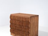 une photo d'une commode en bois posée sur une surface blanche
