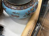 un vase bleu et une assiette bleue posés sur une table