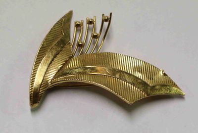 un peigne à cheveux en or orné d'un motif de feuille