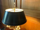 une lampe posée sur une table en bois