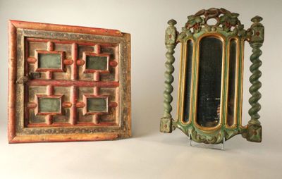 deux miroirs posés l'un à côté de l'autre sur une table
