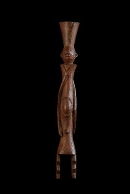 une image représentant une sculpture en bois d'un oiseau sur fond noir
