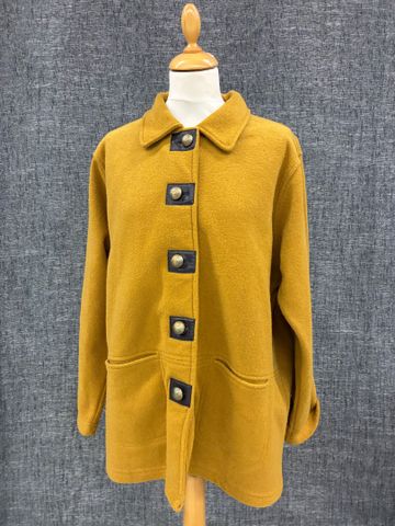 TED LAPIDUS   Veste en lainage moutarde. Joint une veste en laina...