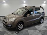 La petite camionnette est garée dans une grande pièce au sol carrelé en damier.
