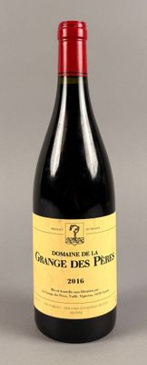une bouteille de vin rouge avec une étiquette jaune sur fond gris