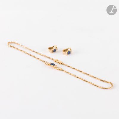 un ensemble composé d'un collier et de boucles d'oreilles en or, serti de saphirs