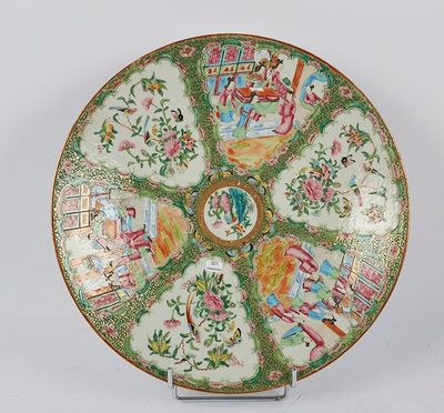 une assiette décorée d'une image, posée sur un socle