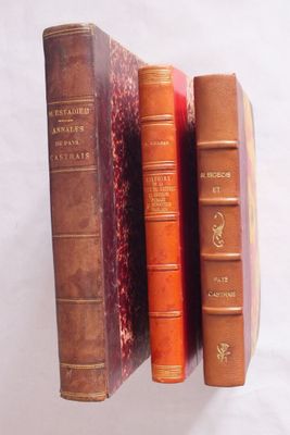trois livres empilés les uns sur les autres