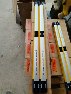 deux tubes jaunes et blancs posés sur des cartons