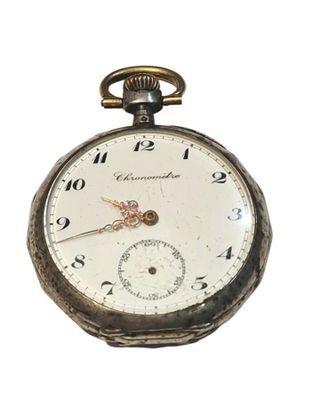 gros plan d'une montre de poche sur fond blanc