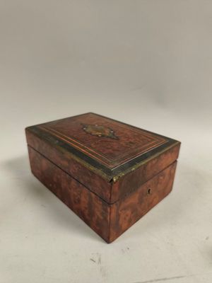 une vieille boîte en bois posée sur une surface blanche