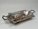 un plateau en argent posé sur une table, sur lequel se trouvent des crevettes