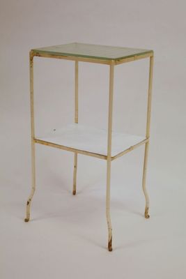 une photo d'une table d'appoint en verre et en métal