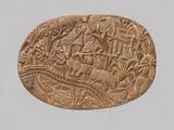 un gros plan d'une plaque en pierre ornée d'un motif