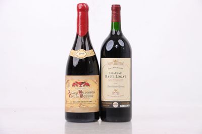 deux bouteilles de vin rouge posées l'une à côté de l'autre sur une table