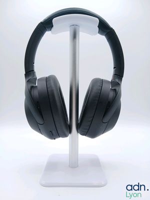 un casque posé sur un support