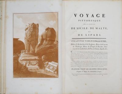 un vieux livre avec, au milieu, l'image d'une statue