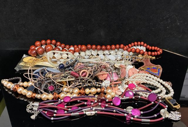Bijoux fantaisies : deux colliers, une chaine en argent 925 milli...