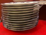 plusieurs assiettes empilées sur une table