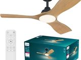 Le ventilateur de plafond se trouve à côté d'une télécommande et d'un boîtier