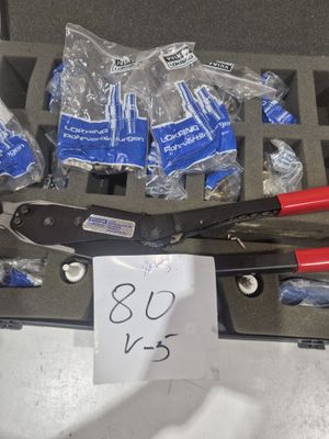 un assortiment d'outils dans une mallette sur laquelle est apposée une étiquette de prix
