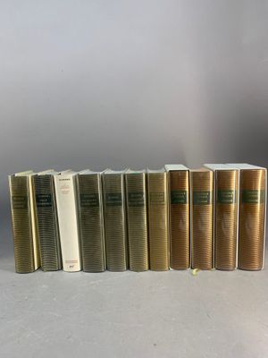 plusieurs livres sont alignés sur une table
