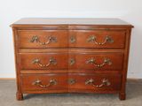 une commode en bois avec un plateau en marbre, posée à même le sol