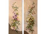 Deux tableaux représentant des fleurs sont accrochés l'un à côté de l'autre sur un mur.