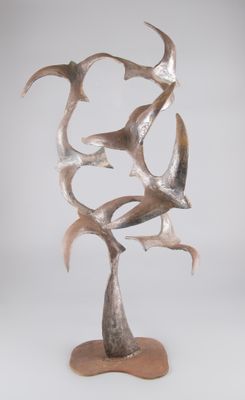 une sculpture métallique représentant des oiseaux en plein vol