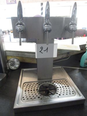 une machine posée sur une table sur laquelle figure un numéro
