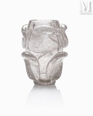 un vase en verre contenant une fleur