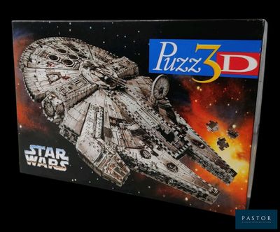 une boîte contenant une maquette d'un Star Destroyer