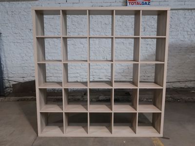 une bibliothèque en bois comportant de nombreuses étagères