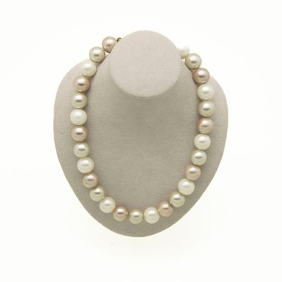 collier de perles présenté sur un mannequin devant un fond blanc