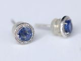 une paire de boucles d'oreilles à clous en saphir bleu et diamants