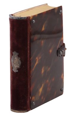 un livre marron avec une couverture marron sur fond blanc