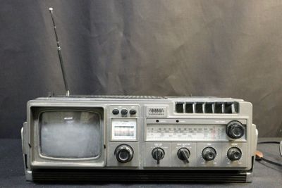 an old fashioned radio sitting on top of a table