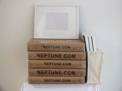 une pile de livres posée sur une table