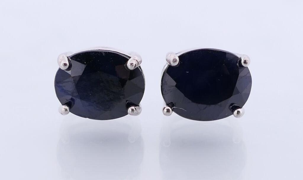 Paire de boutons d'oreilles en argent,sertie de saphir facetté.PB:3,6gr.