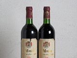 deux bouteilles de vin posées sur une table l'une à côté de l'autre