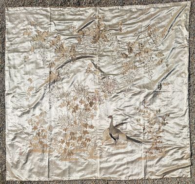 un foulard en soie blanc et doré, orné de fleurs brodées