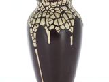 un vase noir orné d'un motif floral blanc