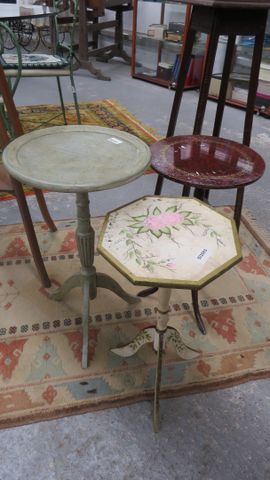 Lot de trois petites sellettes. H 58, 52 et 51 cm