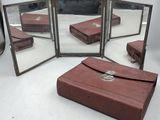 un miroir devant lequel se trouve un meuble