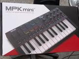 a box with a picture of a midi keyboard
