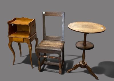 trois chaises et une table sur laquelle se trouve une chaise